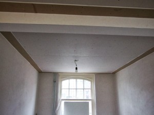 Nieuw plafond en muren gestucadoord woonk.